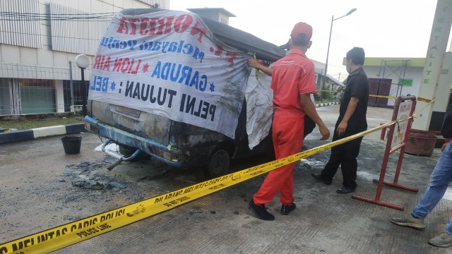 Satu unit mobil carry terbakar di SPBU Merapi Subur, Batam. Foto: Zalfirega/kepripedia.com