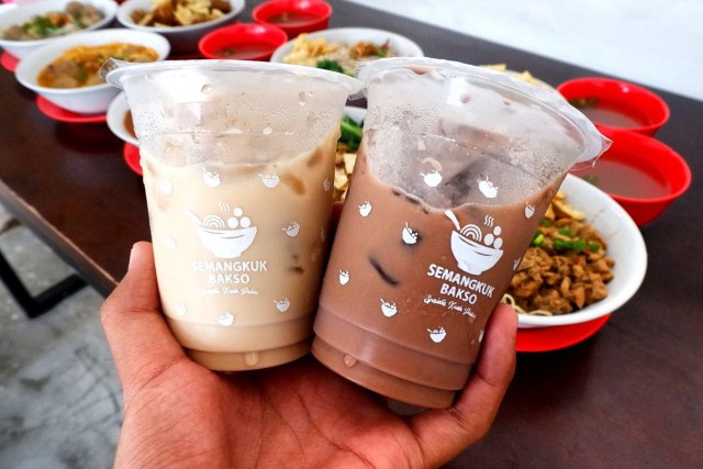Es milk tea dan es milo yang ada di Semangkuk Bakso Bandar Lampung, Sabtu (13/2) | Foto : Sidik Aryono/ Lampung Geh