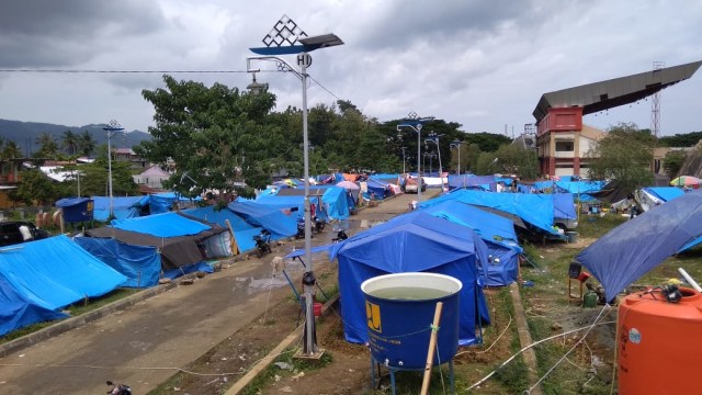 Warga mengungsi di sekitar Stadion Manakarra Mamuju. Foto: Adi Pallawalino/SulbarKini