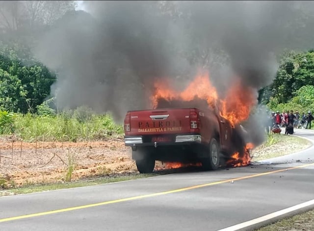 Patroli Illegal Logging, Mobil KPH Kapuas Hulu Terbakar saat Petugas Masuk Hutan (45106)
