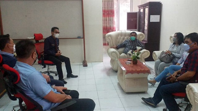 Komisi III DPRD Kota Manado berdiskusi dengan Sekretaris DPRD Kabupaten Minahasa Tenggara dalam agenda kunjungan kerja terkait Penerapan Peraturan Presiden Nomor 33 tahun 2020