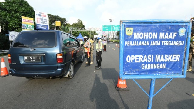 Petugas memeriksa kendaraan wisatawan di jalur wisata Puncak, Gadog, Kabupaten Bogor. Foto: Korlantas Polri