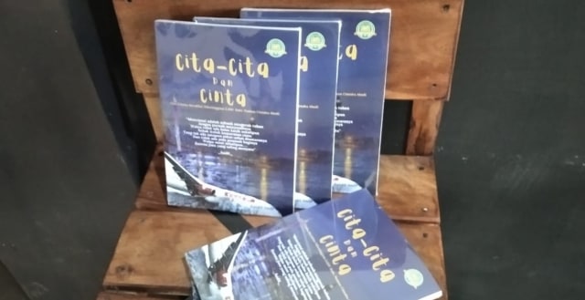 Buku karya anak Jambi yang berjudul 'Cita-cita dan Cinta' bercerita tentang perjuangan seorang pemuda menempuh kehidupan. Foto: M. Sobar Alfahri/Jambikita.id