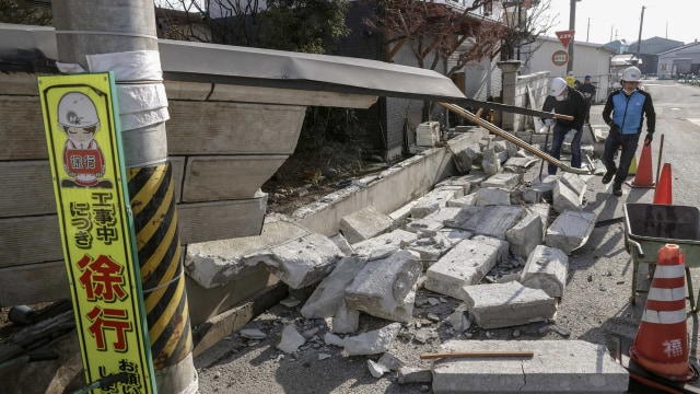 Reruntuhan bangunan yang disebabkan oleh blok gempa kuat di Joban Expressway di Soma, Prefektur Fukushima, Jepang pada 14 Februari 2021. Foto: Issei Kato/REUTERS