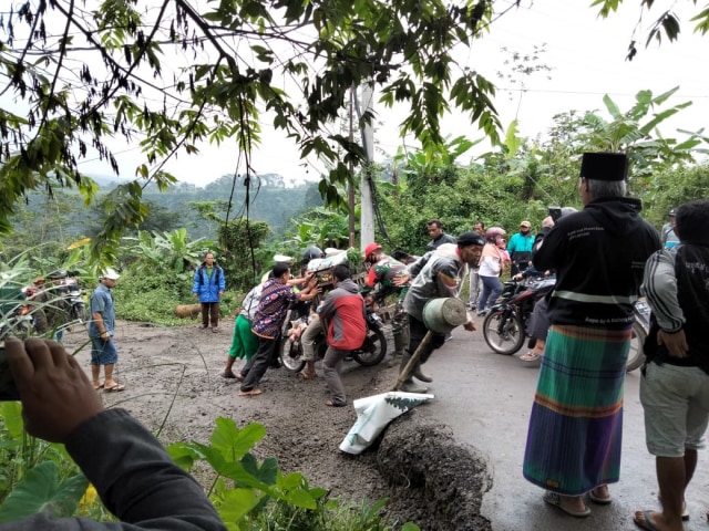 Jalan Raya Kalibakung Arah Guci Tegal Kembali Amblas (1)