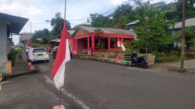 Warga di Sulawesi Utara memasang bendera merah putih setengah tiang untuk menghormati Gubernur periode 2005-2015, Sinyo Harry Sarundajang yang meninggal Sabtu (13/2) kemarin