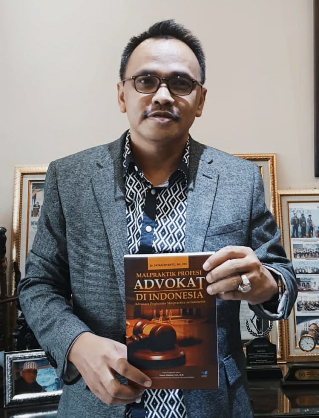 Buku karangan Yayan Rianto berjudul Malpraktik Profesi Advokat di Indonesia. Foto: dok