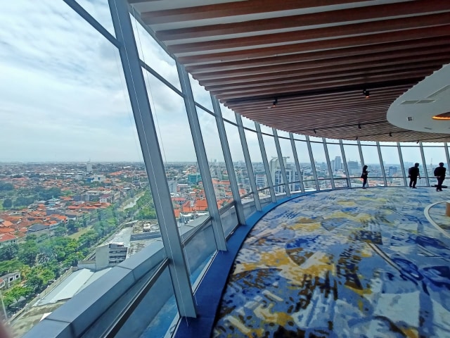 Menikmati pemandangan Surabaya dari360 Degrees Function yang berada lantai 23. Foto-foto: Masruroh/Basra