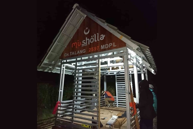 Musala yang dibangun oleh Mapala Unand yang diberi nama Musholla di lereng Gunung Talang, Kabupaten Solok, Sumatera Barat, dengan ketinggian 2597 MPDL. Foto: dok Mapala Unand