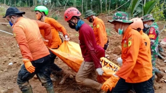 Tim SAR gabungan mengevakuasi korban ketiga tanah longsor di Desa Kalijering, Kecamatan Padureso, Kabupaten Kebumen, atas nama Jemarun (48). Foto: ANTARA/HO - Basarnas