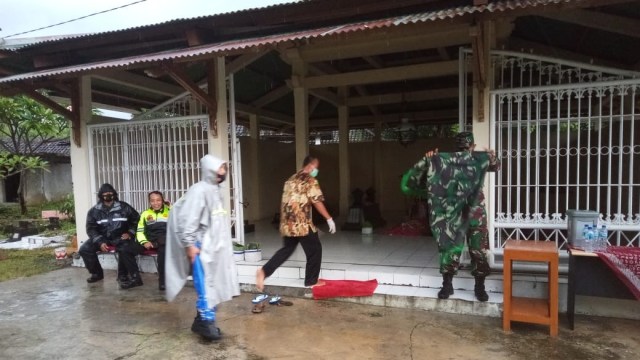 Jokowi Ziarah ke Makam Ibunda Didampingi Gibran, Warga Berebut Paket Sembako (17356)