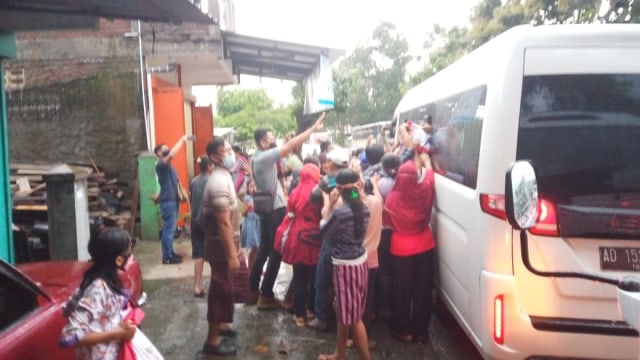 Jokowi Ziarah ke Makam Ibunda Didampingi Gibran, Warga Berebut Paket Sembako (17357)