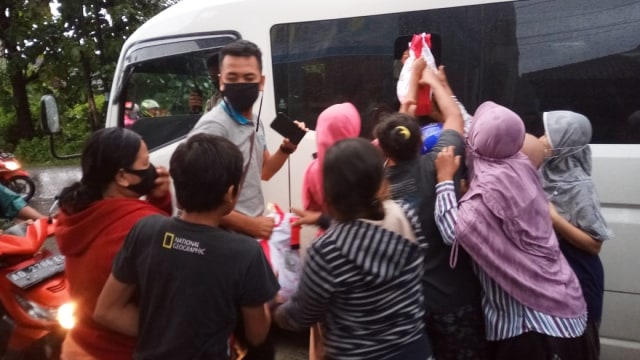 Jokowi Ziarah ke Makam Ibunda Didampingi Gibran, Warga Berebut Paket Sembako (17358)