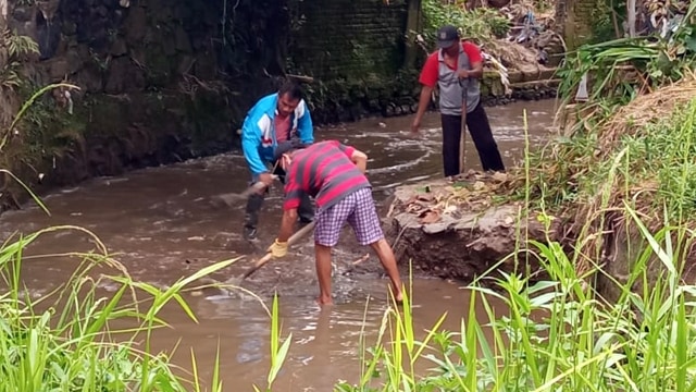 Foto: Warga Gotong Royong Bersihkan Sampah dan Lumpur Sisa Banjir Manado (27696)