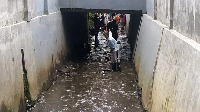 Foto: Warga Gotong Royong Bersihkan Sampah dan Lumpur Sisa Banjir Manado (27698)