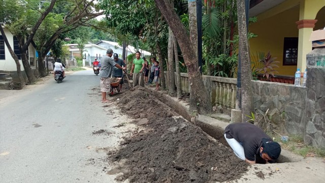 Foto: Warga Gotong Royong Bersihkan Sampah dan Lumpur Sisa Banjir Manado (27697)