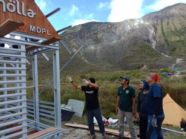 Proses pengerjaan pembangunan musala oleh Mapala Unand di Gunung Talang, Kabupaten Solok, Sumatera Barat, belum lama ini. Foto: dok Mapala Unand