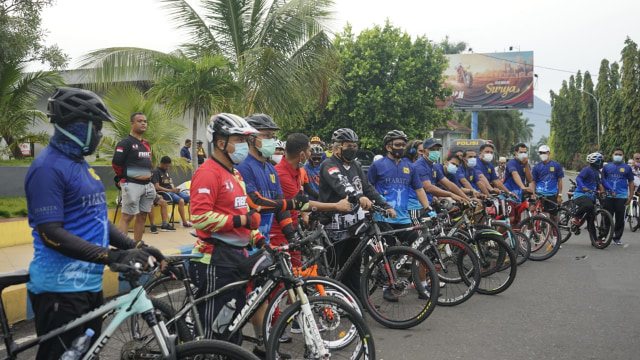 Para wartawan dan unsur Forkopimda di Maluku Utara menggelar tur sepeda dalam rangka memperingati Hari Pers Nasional. Foto: Istimewa