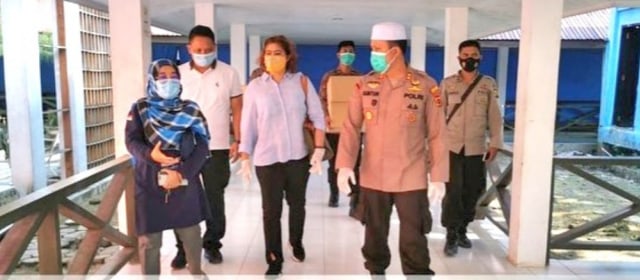 Kunjungan Komnas Perlindungan Anak bersama Kapolres Tanjung Jabung Barat melihat penderita gizi buruk di rumah sakit. Foto: Jambikita.id