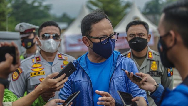 Wali Kota Bogor Bima Arya meninjau hari terakhir penerapan ganjil genap di Gerbang Tol Exit Baranangsiang, Minggu (14/2). Foto:  Pemkot Bogor