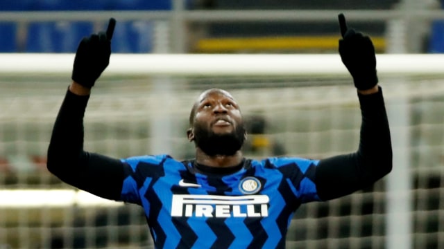 Pemain Inter Milan Romelu Lukaku berselebrasi usai mencetak gol saat bertanding melawan Lazio di San Siro, Milan, Italia, Minggu (14/2) waktu setempat. Foto: Alessandro Garofalo/REUTERS