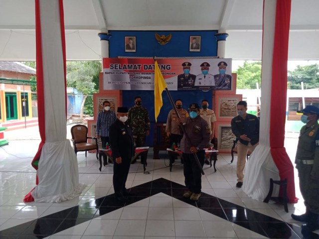 Foto penyerahan Bendera Zonasi COVID-19 dari Bupati Malang kepada Camat Kepanjen.