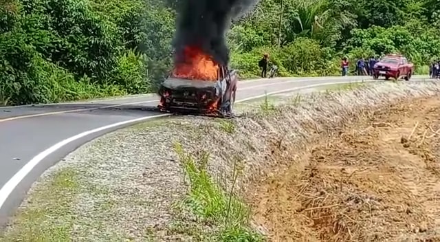Mobil patroli Kelompok Pengelola Hutan (KPH) Kapuas Hulu Utara terbakar. Foto: Dok Hi!Pontianak