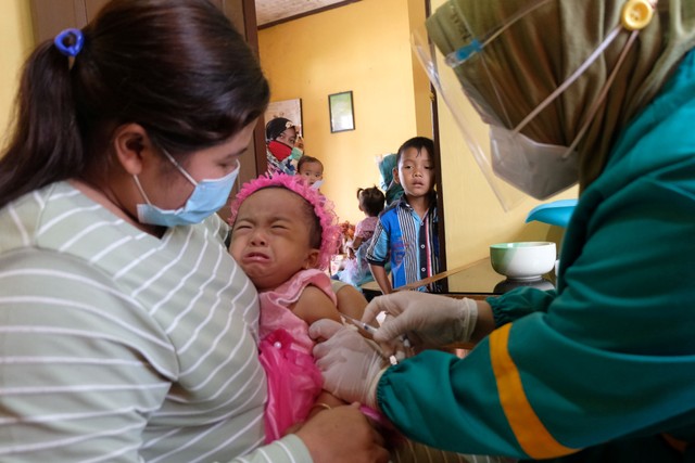 Petugas medis menyuntik vaksin inactivated poliovirus vaccine (IPV) pada seorang balita saat program imunisasi di Puskesmas Pembantu Desa Muntung, Candiroto, Temanggung, Jawa Tengah. Foto: Anis Efizudin/ANTARA FOTO