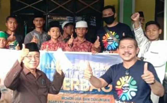 Pendiri LTC, Lukman Hakim saat menyerahkan donasi Program LTC Berbagi.