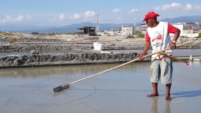 DKP Sulteng Bantu Petani Garam Tingkatkan Produksi dengan Sistem Geomembran (45696)