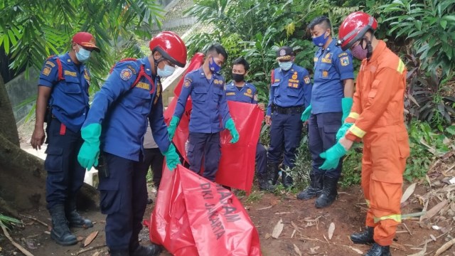 Petugas pemdakam kebaran evakuasi mayat Laki-laki yang ditemukan di Kali Ciliwung. Foto: Damkar DKI Jakarta