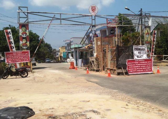 Spanduk penolakan pembangunan ruko terpampang di depan akses masuk Perumahan Orchid Park, Batam Kota. (Foto: Reza/batamnews)