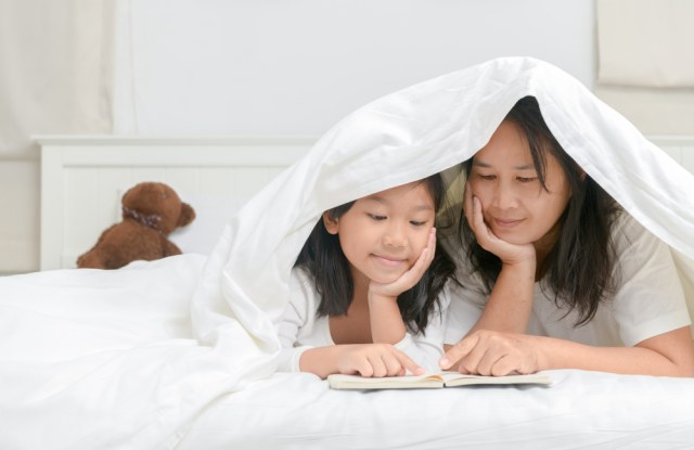 Ilustrasi membacakan dongeng kepada anak sebelum ia tidur. Foto: Shutterstock