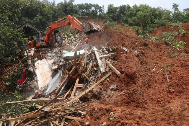 Jumlah Korban Tewas Akibat Longsor di Nganjuk Jadi 12 Orang, 101 Mengungsi (32435)