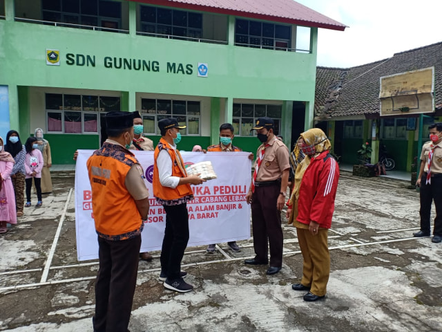 Terima Bantuan dari Kwarcab Kabupaten Lebak, Kwarran Cisarua Langsung Salurkan (75922)