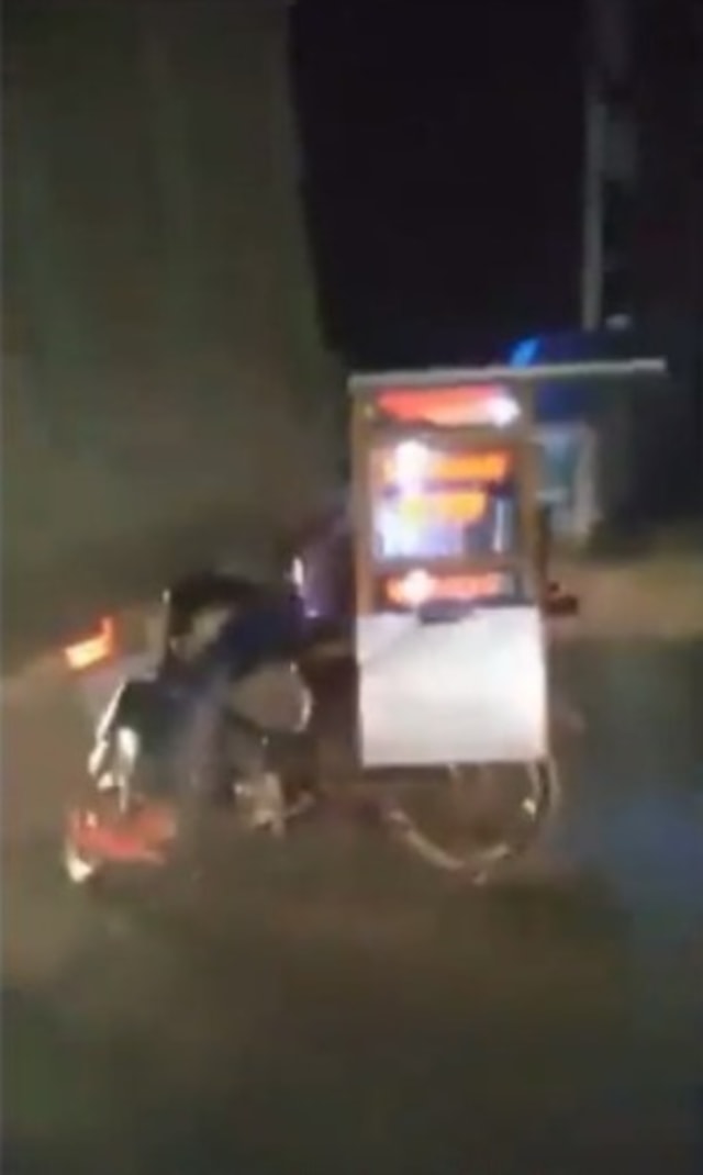 Jualannya Habis, Pedagang Bakso Keliling Ugal-ugalan di Jalan Berakhir Miris (592996)