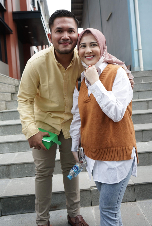 Kesha Ratuliu bersama suaminya Adhi saat ditemui di kawasan Tendean, Jakarta, Senin, (15/2). Foto: Ronny