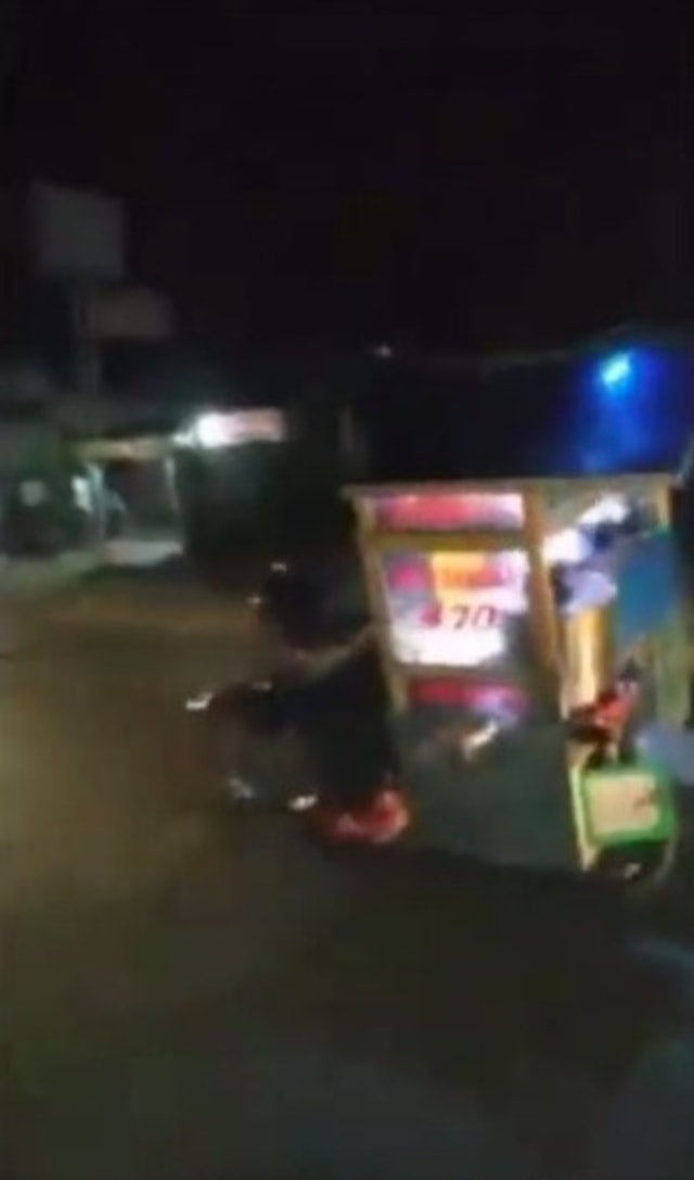 Jualannya Habis, Pedagang Bakso Keliling Ugal-ugalan di Jalan Berakhir Miris (592998)