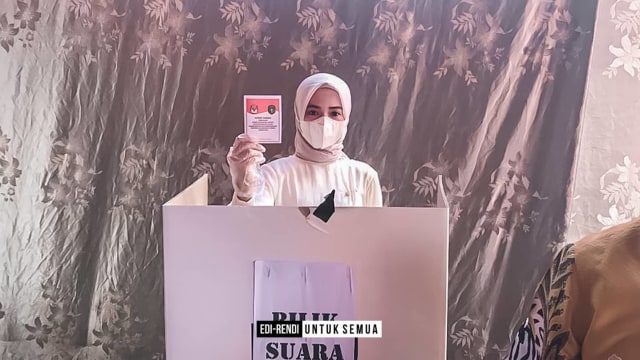 Istri kandidat Pilkada Kukar 2020 tengah memberikan suaranya di TPS - Sumber Foto: IST