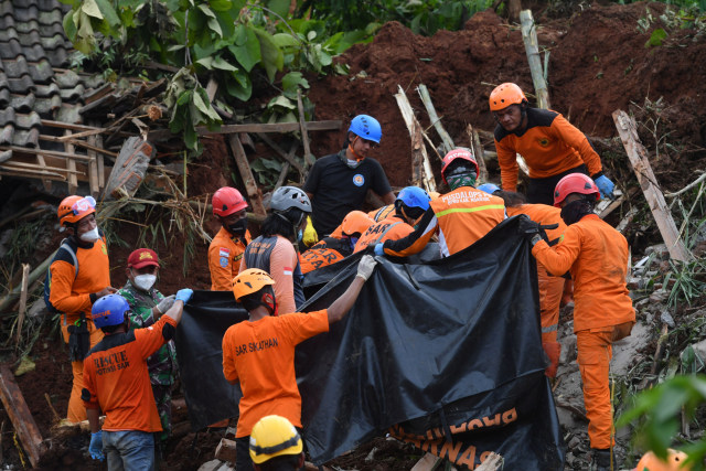 Tim SAR mencari korban tanah longsor di Ngetos, Nganjuk, Jawa Timur, Senin (15/2). Foto: Zabur Karuru/ANTARA FOTO