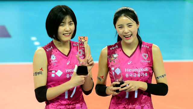 Bintang kembar voli wanita Korea Selatan Lee Jae-yeong (kiri) dan Lee Da-yeong (kanan). Foto: South Korea OUT via AFP