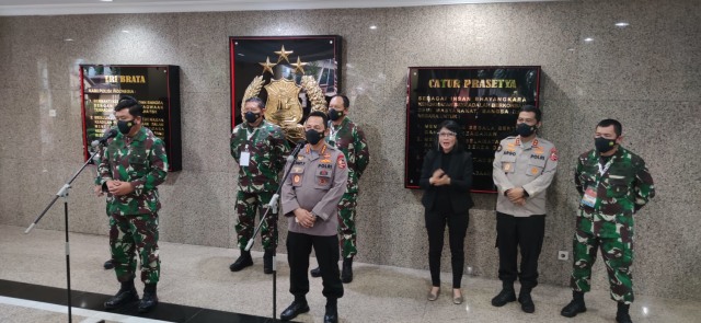 Panglima TNI dan Kapolri saat memberikan keterangan pers