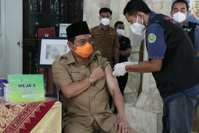 Bupati Indramayu, Taufik Hidayat menjalani vaksinasi COVID-19 tahap kedua, Senin (15/2/2021). (Diskominfo Indramayu)