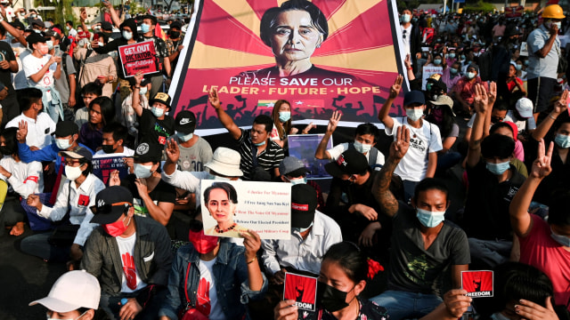 Orang-orang berpartisipasi dalam protes terhadap kudeta militer di Yangon, Myanmar, Senin (15/2). Foto: Stringer/REUTERS