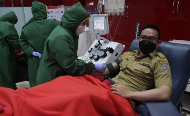 Kabag Humas Pemkot Surabaya Febriadhitya Prajatara, saat donor plasma konvalesen. Foto-foto: Masruroh/Basra