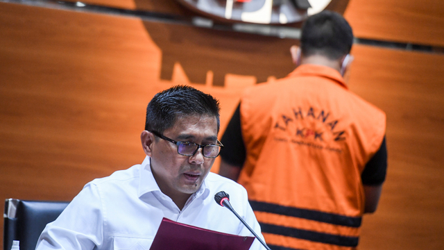Deputi Penindakan KPK Karyoto memberikan keterangan saat konferensi pers penetapan tersangka dan penahanan Bupati Muara Enim Juarsah di gedung KPK, Jakarta, Senin (15/2/2021). Foto: Hafidz Mubarak A/ANTARA FOTO