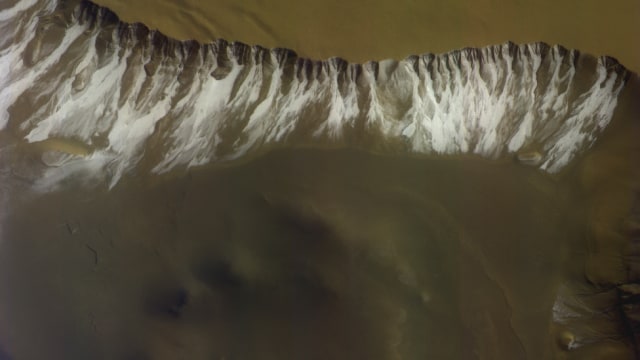 Melihat Keindahan Mars dari Dekat: Banyak Kawah dan Jurang Curam (151359)