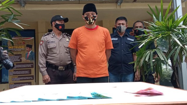 Pria berusia 24 tahun di Bandung diamankan polisi sebab kedapatan menggunakan uang palsu.  Foto: Dok. Istimewa