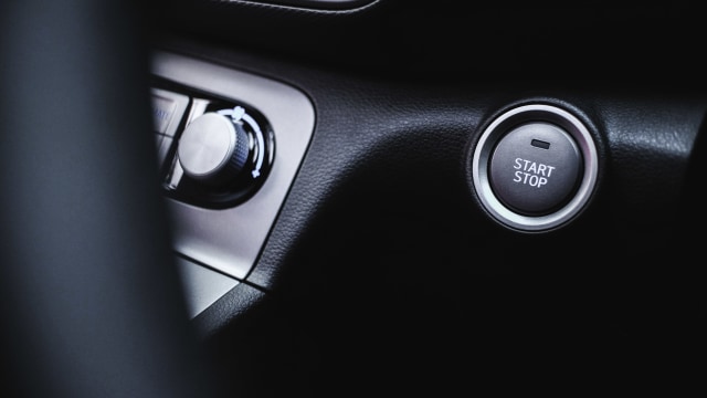 Tombol start dan stop engine di Hyundai Kona Electric. Foto: Bangkit Jaya Putra/kumparan