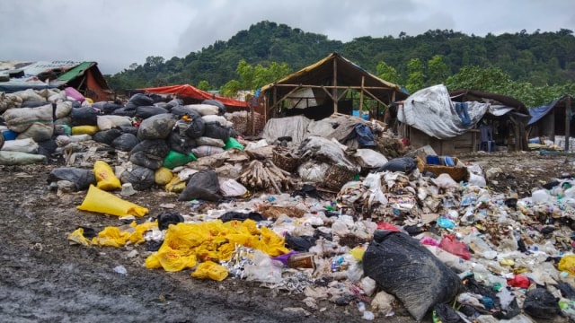 Limbah medis yang bercampur limbah rumah tangga di TPA Bakung, Bakung, Telukbetung Barat, Kota Bandar Lampung, Selasa (16/2). | Foto : Bella Sardio/Lampung Geh